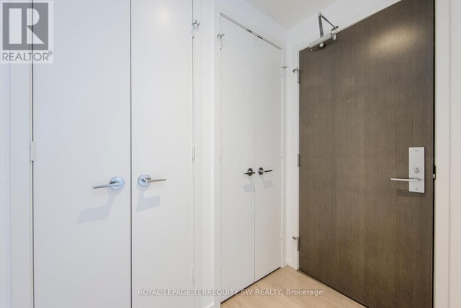 Building Photo - 101 Charles St E