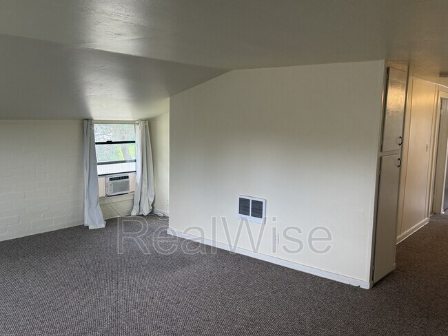Building Photo - 1628 Leonard Rd