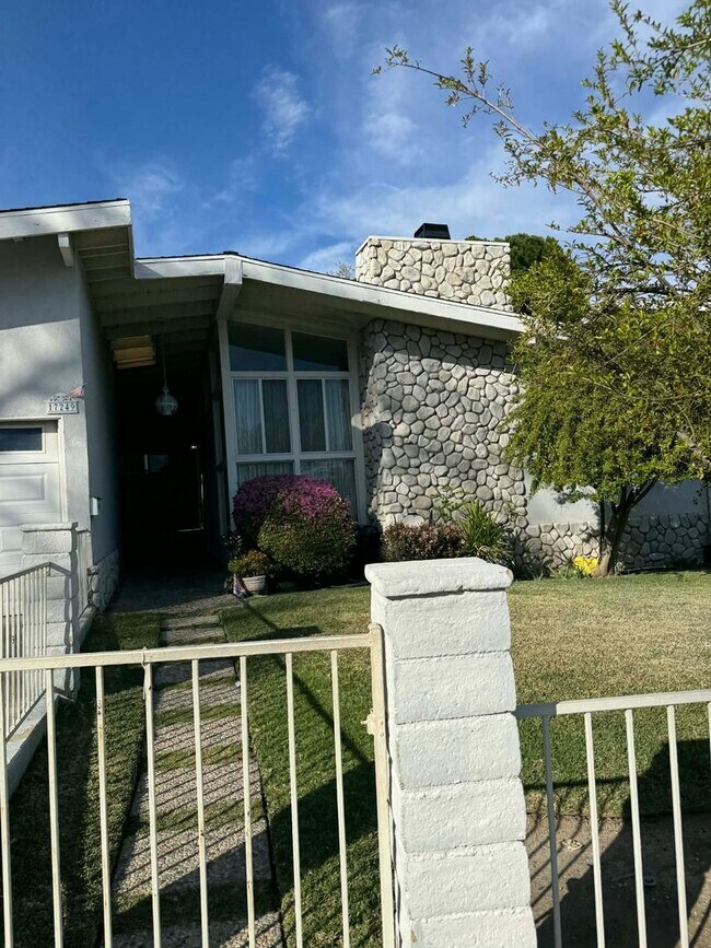 Foto del edificio - Stunning Single-Story Granada Hills Pool Home | 3 Bed | 2 Bath | 2,500 Sq Ft