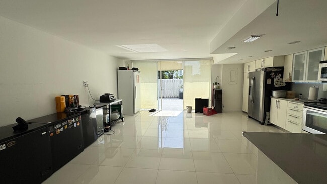 Building Photo - 916 NE 27th Ave