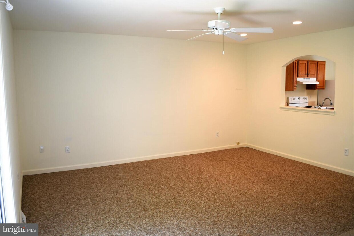 Primary Photo - 408 Commons Ln