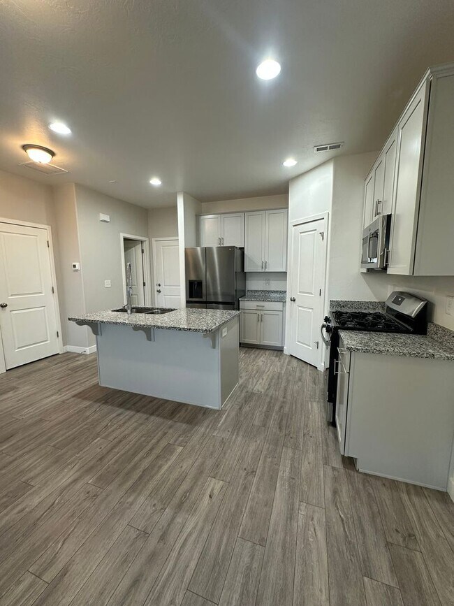 Foto del edificio - $800 Amazon Gift Card + 2 Weeks Rent Free! Beautiful 3 Bed 2.5 Bath Townhome in West Haven