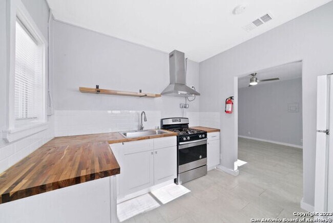 Building Photo - 1 Bed 1 Bathroom located in Harlandale Suv...