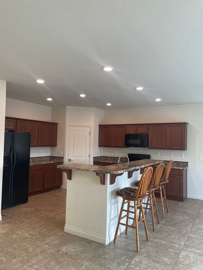 Building Photo - Unobstructed mountain views
