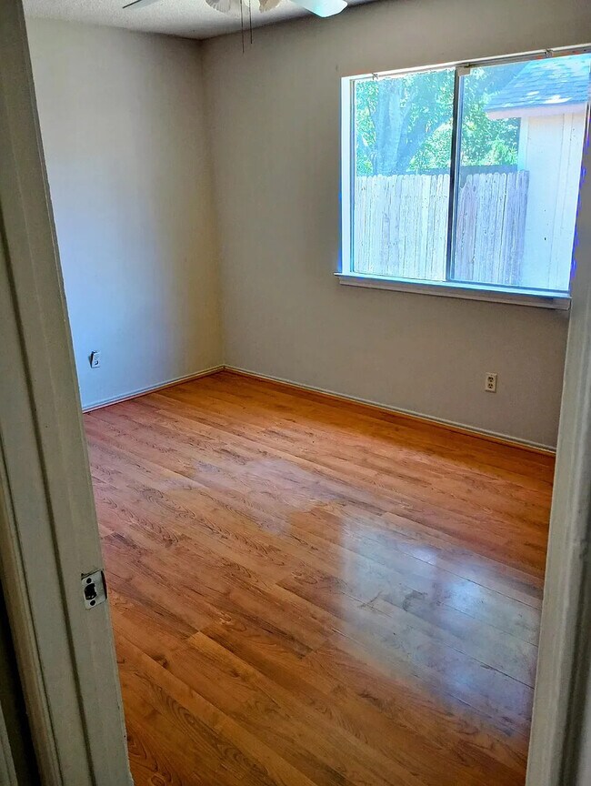 Building Photo - Room in Single Family Home on Hardesty