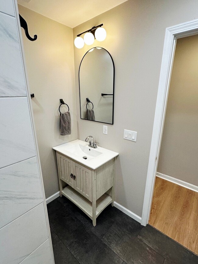 Ensuite Bathroom - 2022 Bono Rd