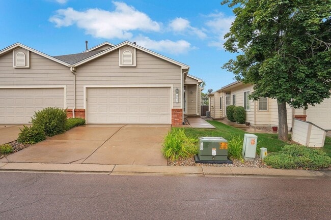 Building Photo - Updated 3BR Condo w/ Vaulted Ceilings + 2-...
