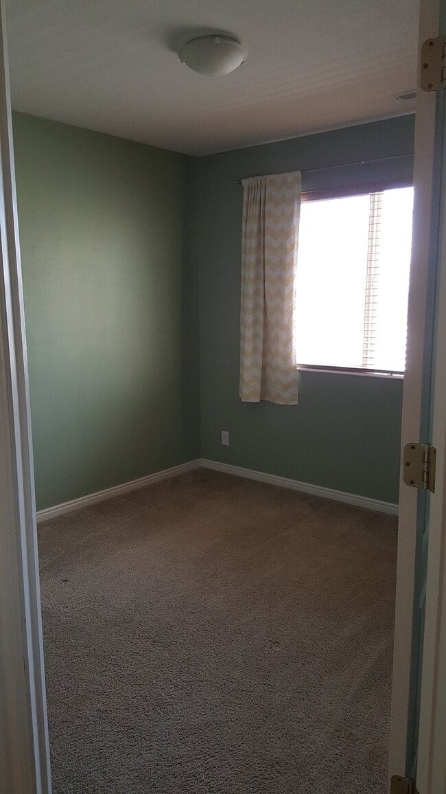 green bedroom - 125 Peregrine Ln