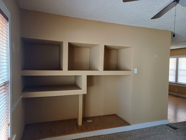 Building Photo - Cute 2 bedroom, 1 bathroom home on Southeast side