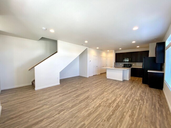 Foto del edificio - Beautifully built townhome in Banning Lewis Ranch ready Now!!