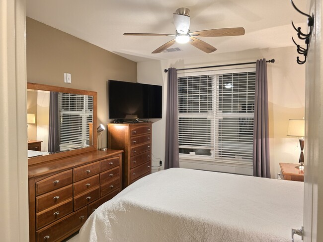 Photo - 350 W Elm St Apartment