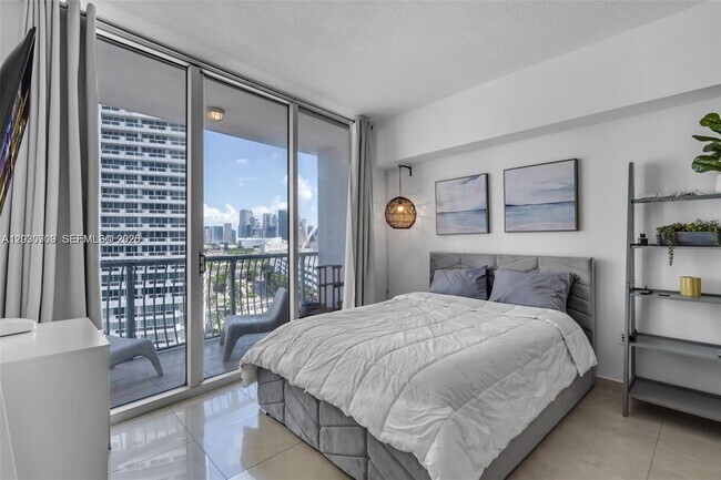 Building Photo - 1750 N Bayshore Dr