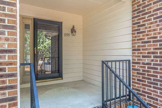 Foto del edificio - 1355 Longleaf Dr E