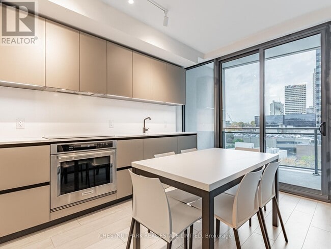 Photo du bâtiment - 1 Hillsdale Ave W