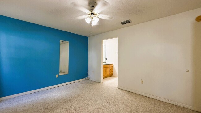 Building Photo - 260 Lake Suzanne Dr