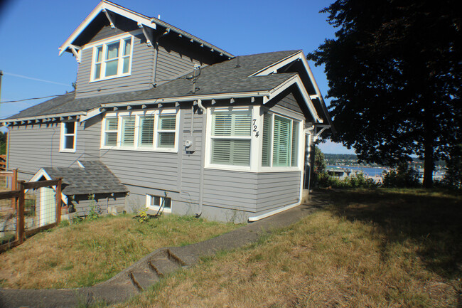 Building Photo - 724 S Summit Ave