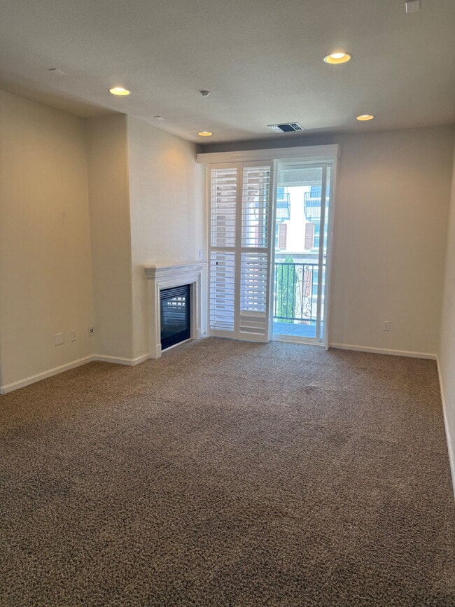 Building Photo - Stunning Upper-Level Luxury 2 Bed/2 Bath C...