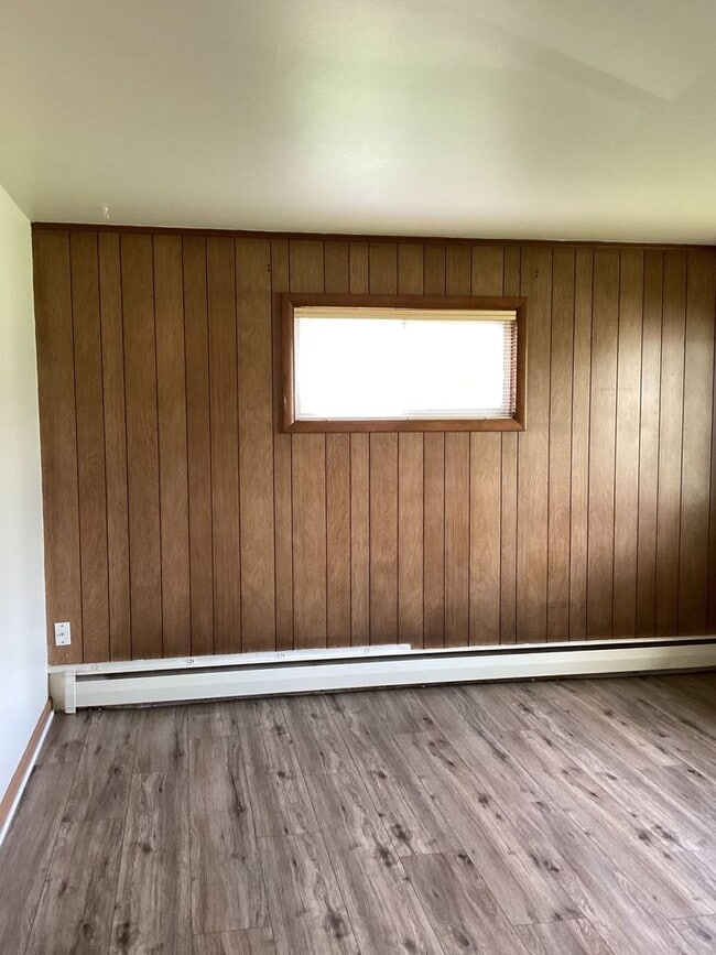 Building Photo - Charming and Well-Maintained 3-Bedroom Dup...