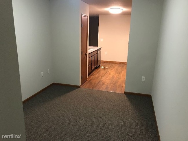 Building Photo - W206N16010 Stonebrook Dr
