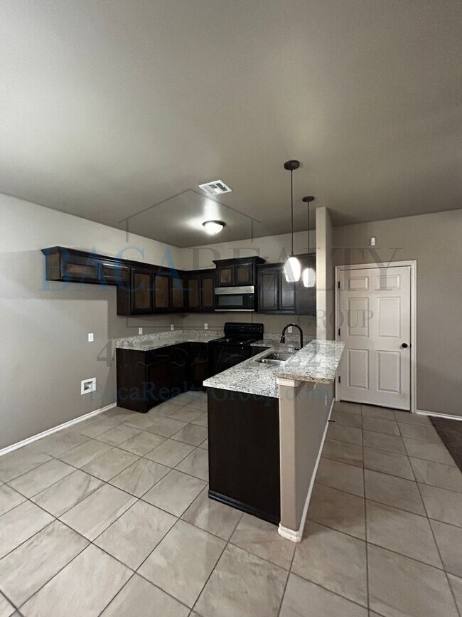 Building Photo - 3BR 2BA duplex with 2 car garage in Yukon!!
