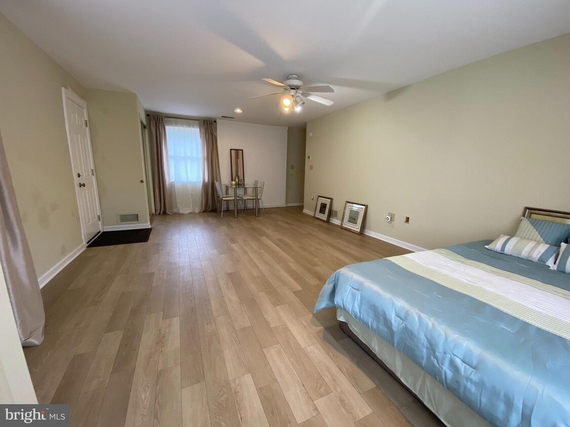 Foto principal - 2022 Brown Rd