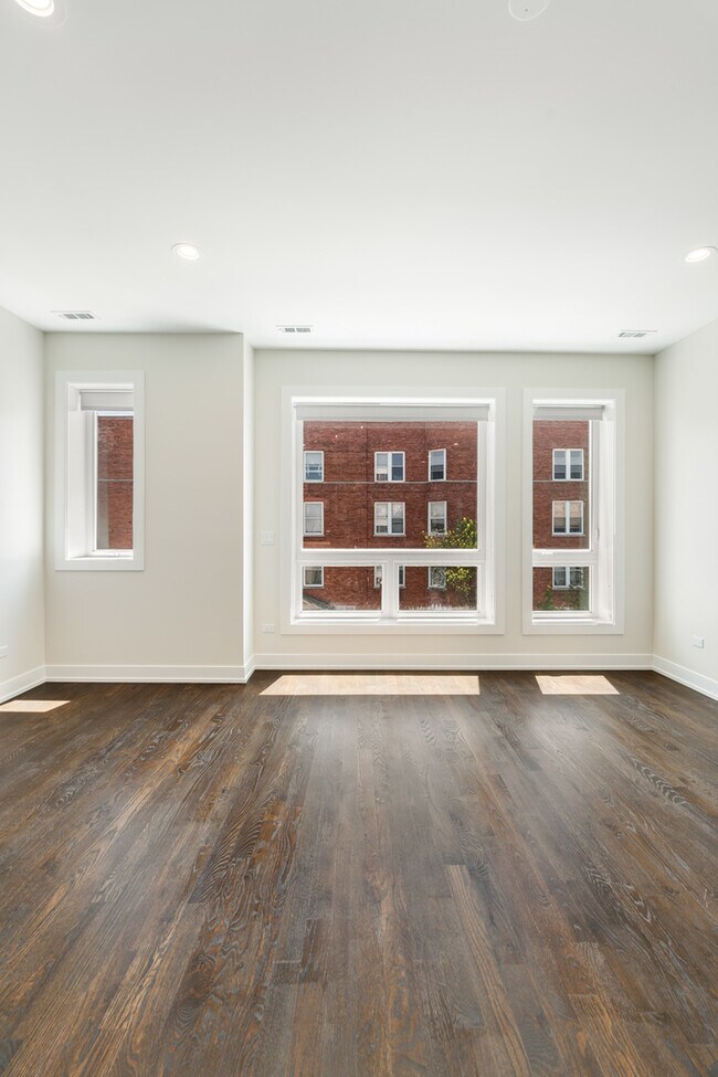 Building Photo - 406 E 50th Pl