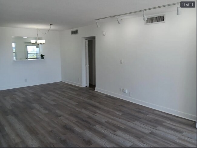 espacio principal de estar - 3050 N Palm Aire Dr