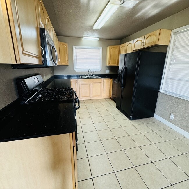 Building Photo - 5569 Sonnier Ln