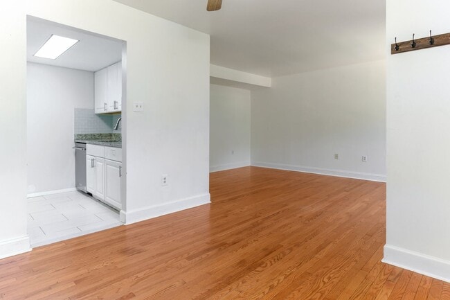 Building Photo - Move In Ready Townhome in Gaithersburg!