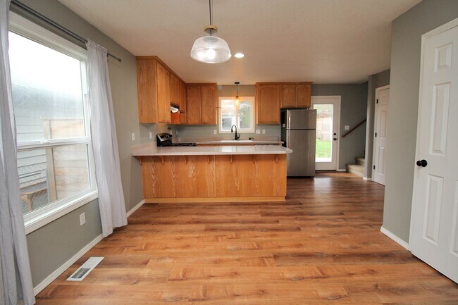 Foto del edificio - Bright and Cheery Newer Construction Home ...