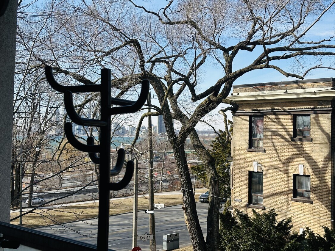 Primary Photo - 1554-1554 King St W