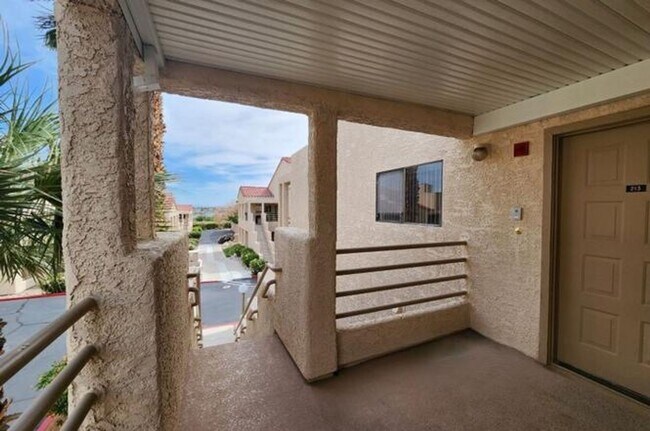 Foto del edificio - LARGE SECOND FLOOR CONDO