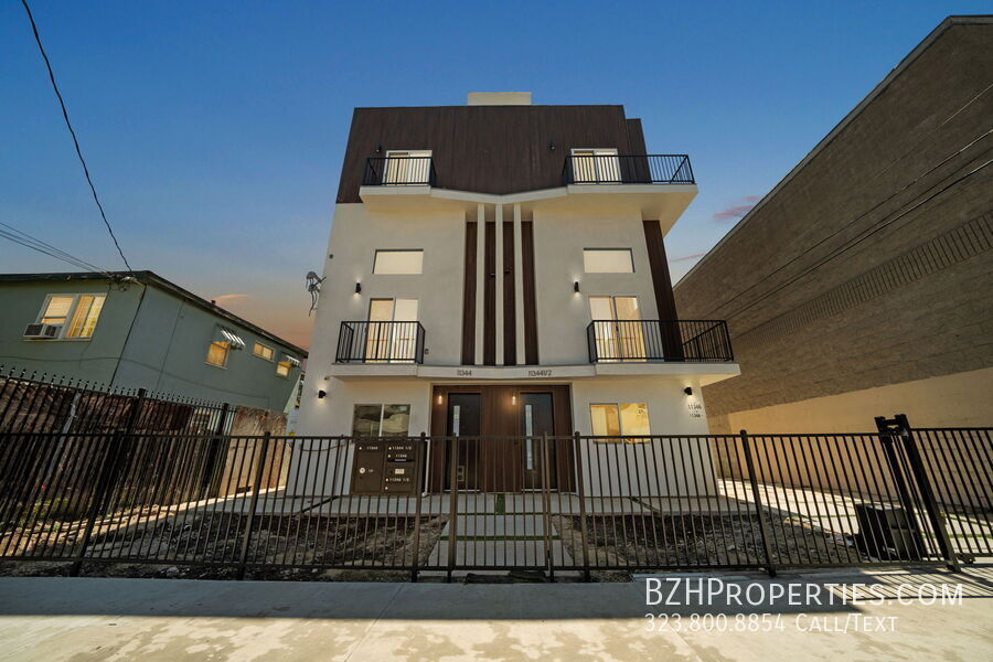 Primary Photo - Beautiful Modern Duplex in the heart of No...