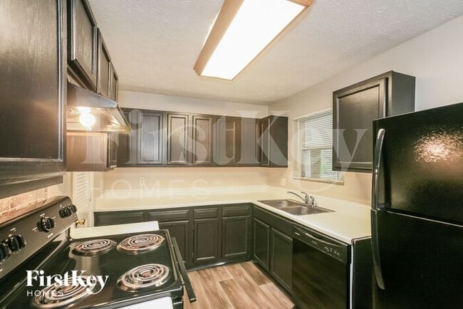 Foto del edificio - 5730 Laurel Hall Dr