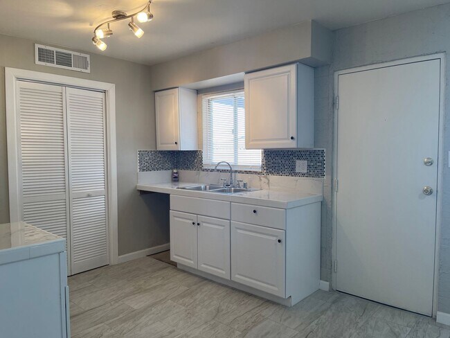 Foto del edificio - Charming 3-Bedroom Home Near UNLV & the Strip