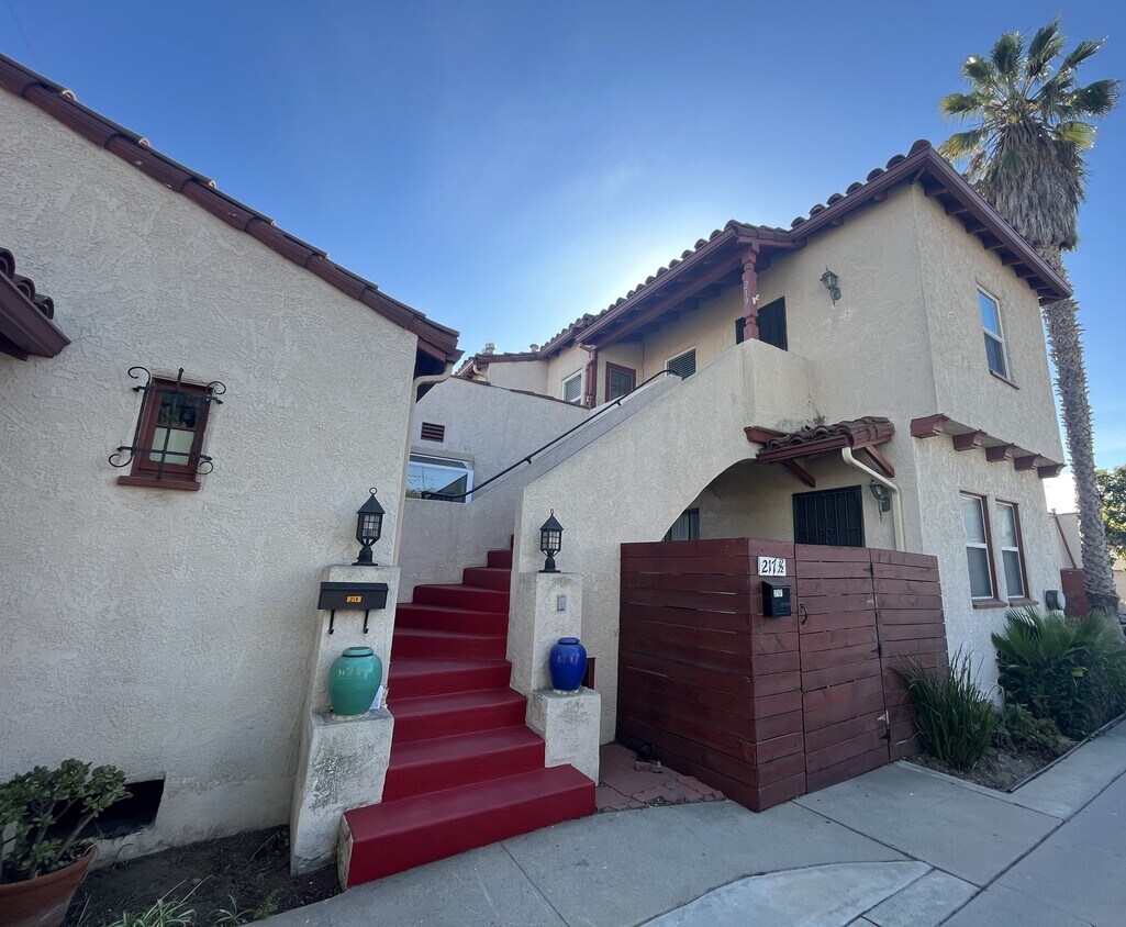 Townhome Style Unit - 219 S Eucalyptus Ave