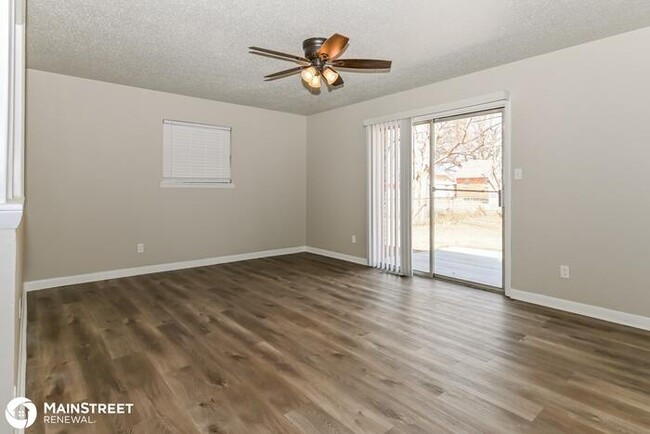 Building Photo - 1113 W Woodcrest Dr