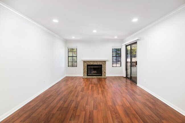 Building Photo - 2 bedroom upstairs unit in Il Palio develo...