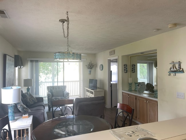 Building Photo - 541 White River Dr