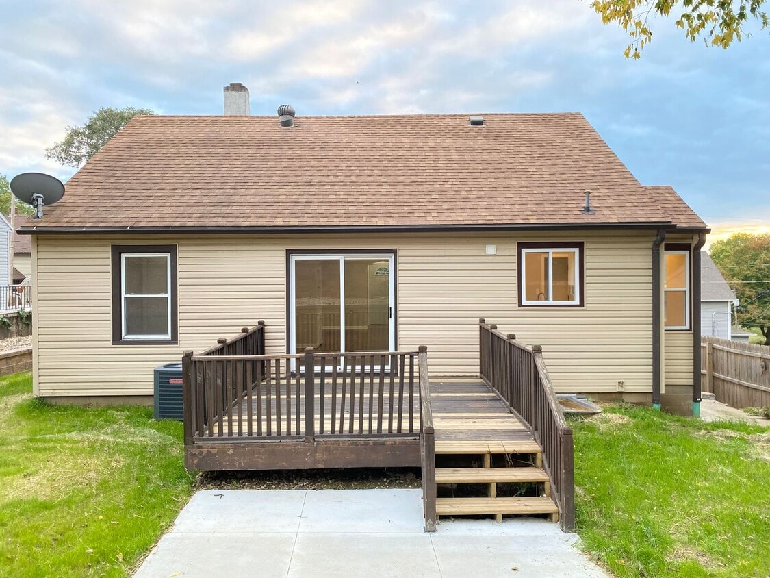 Foto principal - Beautifully updated 5 bed 2 bath house $2200