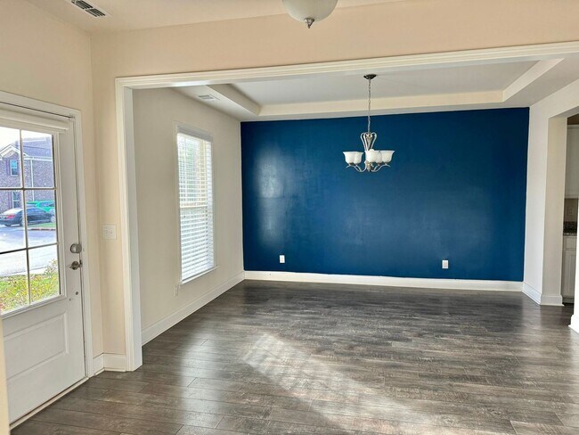 Foto del edificio - 4 Bedroom, 3.5 Bath Home w/ Backyard and 2 Car Garage