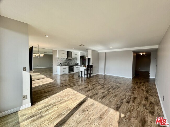 Building Photo - 450 S Maple Dr