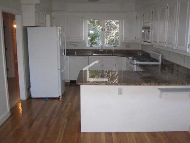 Foto del edificio - 5 bed 4.5 - Brookline - Available 7/1  (in...