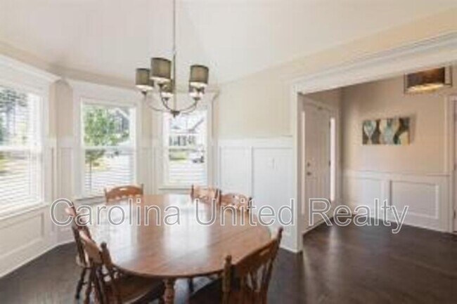 Building Photo - 2109 Kinsale Ave