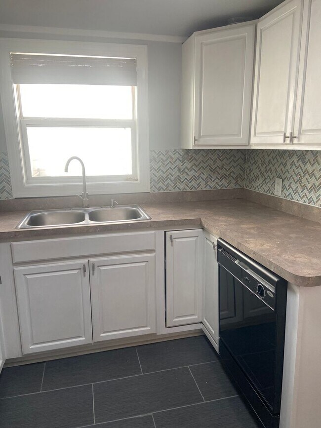 Building Photo - Welcome to this charming 2-bedroom, 1-bath...