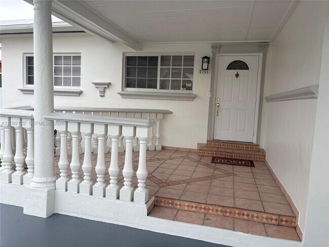 Foto del edificio - 5751 SW 2nd Terrace