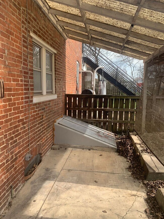 Building Photo - 4 Bedroom 1 Bath, Garage, Yard-West York D
