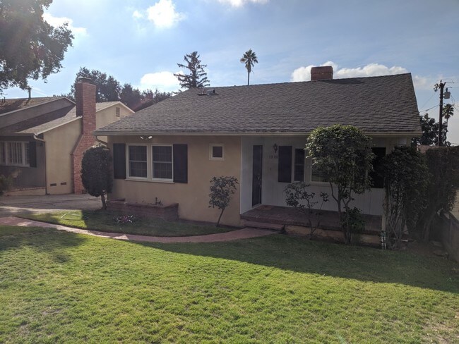Building Photo - 1108 E Altadena Dr