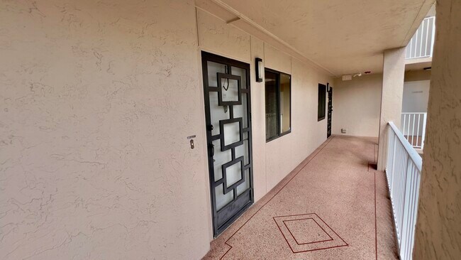 Foto del edificio - 6121 Pointe Regal Cir