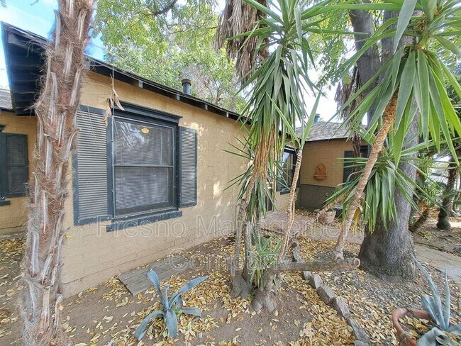 Building Photo - 2524-2540 N Maroa Ave